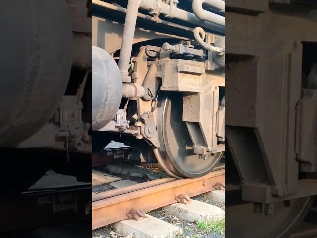 Train ka brake kaise kam karta hai || Train Brake System #shorts