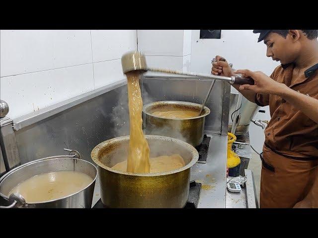 India's most famous Tea for Rs 10 | Yewale Amruttulya Chai | Indian Street Food