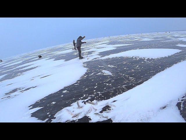 ПЕРВЫЙ ЛЁД НА МОРЕ! Опустил блесну на ГЛУБИНУ и НАЧАЛОСЬ! Зимняя рыбалка 2023 - 2024!