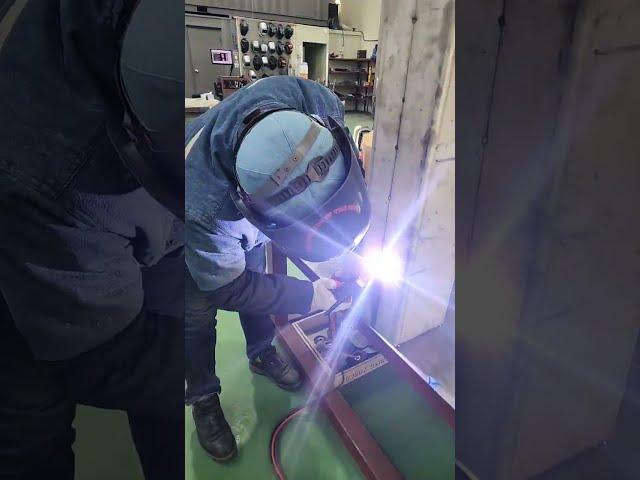 Студент практикуется в сварке во время обучения в школе сварки HANWELD