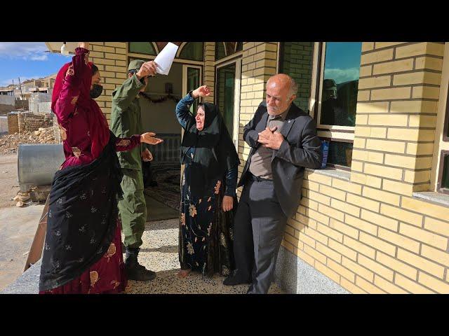 The cameraman reveals the shopkeeper's bride's plan by handing over the film to the police.