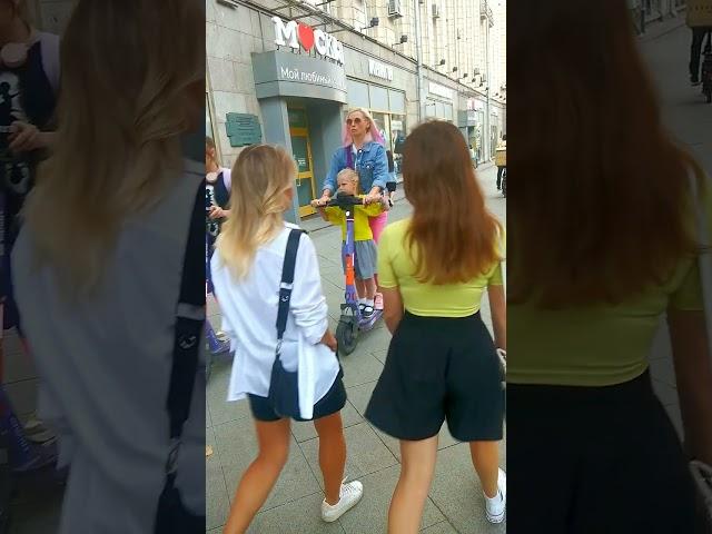 Москва, электросамокаты, девушки