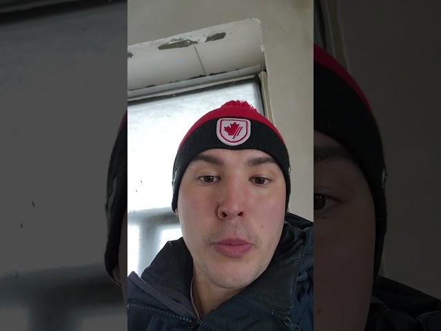 ВКЛЮЧИТЕ ГОЛОВУ! ЭЛЕКТРИКА В СТЯЖКЕ ИЛИ ПО ПОТОЛКУ? #SHORTS