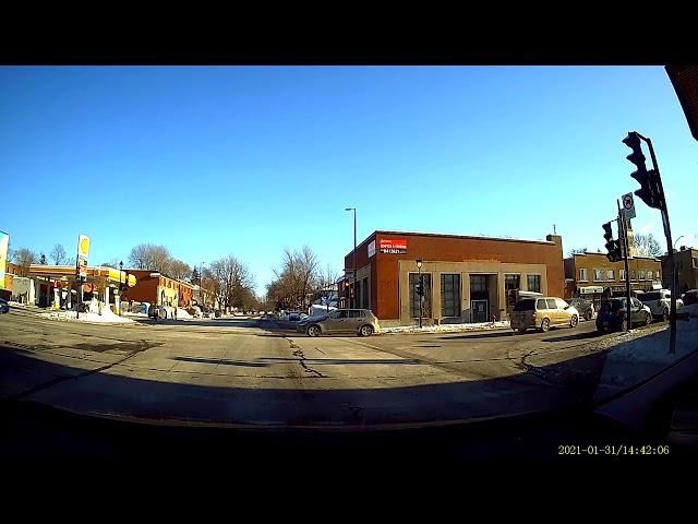 Minivan driver runs red light. FNX5026