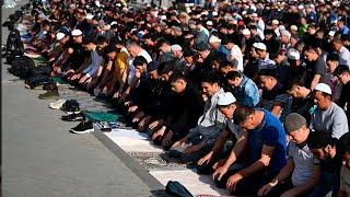 Тысячи мусульман посетили службу по случаю Курбан-байрама в Московской соборной мечети
