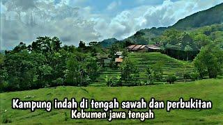 kampung indah di tengah sawah dan perbukitan.pedesaan kebumen jawa tengah