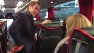 Jonas Fagerström bjuder på hummer i bussen