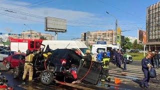 Массовое ДТП в Санкт-Петербурге: 13 автомобилей столкнулись и превратились в груду металла