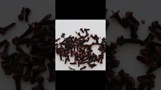 Вставьте в банан 15 гвоздик! Результат удивит!