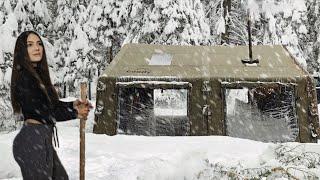 Winterlager bei starkem Schneefall mit heißem Luftzelt im Wald | Leben und genießen