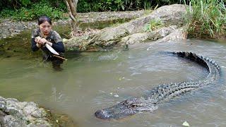 crocodile attack, catch stream fish, perfect survival shelter, survival alone