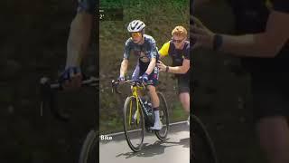 Vingegaard changes bike after a puncture  #roadcycling #tourdefrance