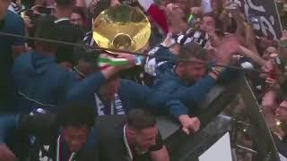 Щенсны поймал дудку на праздновании чемпионства "Ювентуса"