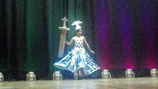 DESFILE DE LAS CANDIDATAS EN TRAJE DE RECICLAJE