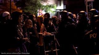 RIGAER STRASSE: Zusammenstöße zwischen Pegida-Anhängern und Gegendemonstranten