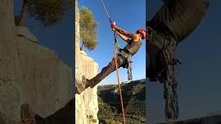 Passo del nodo o salto del nodo in calata su corda doppia