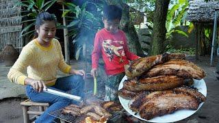 Cook and eat: Yummy grilled pork belly recipe / Mother and son cooking