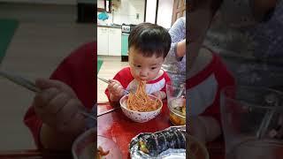 Baby mukbang eating bibim noodles with 110 million views