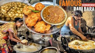 Men Pulling Out Vada With Bare Hands From Hot Oil | Bhubaneswar Famous Bara RABI BHAINA BARA