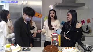 Fuslie got the " Disguised Toast " as a birthday present from Miyoung and Yvonnie.