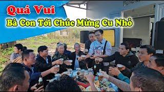 Quá Vui, Bà con hàng xóm đến chúc mừng Cu Nhỏ có nhà mới