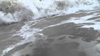 Dangerous waves in Mirissa (Sri Lanka)
