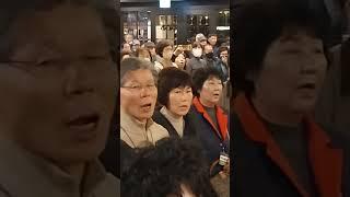 그 누가 이렇케 은혜스런 애국가를 부르지 말자 하는가? 경남 서부지역 애국자들의 결의 찬 애국가 제창에 오늘도 자유 대한민국은 지켜지고 있는 것이다. 모이자! 3.1절 광화문으로~
