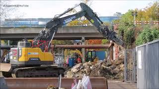 Bagger VOLVO ECR 235EL und EC180L beim Abbruch einer Brücke