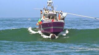  ATTENTION LES BATEAUX SONT FACE À UNE HOULE DANGEREUSE À CAPBRETON. BIGWAVES. @Alex.rolland 