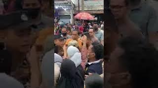 viral ! Pak Joko Widodo menghampiri seorang Nenek