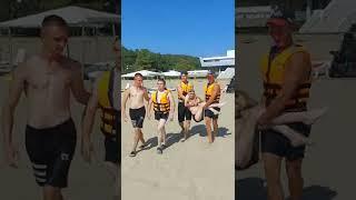 Слепой и колясочник с волонтёрами купаются в море / A blind and a wheelchair user swim in the sea
