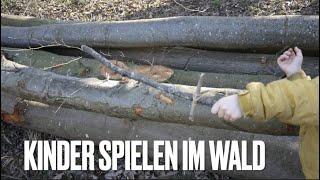 Kinder spielen im Wald