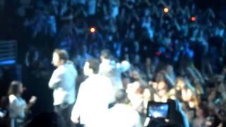 NKOTB Vegas2 05082010 Going into Crowd for Tonight 011.mov