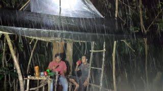 camping hujan deras || 3 hari membuat shelter tingkat dua di hutan