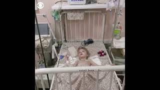 Мальчик раненый российскими войсками в Мариуполе, спрашивает где его отец. видео от CBS NEWS