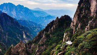 Cliff-hanging Hiking Huangshan Mountain Range, a UNESCO World Heritage