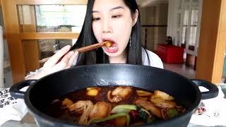 【吃播】秒杀胖哥俩的鸡翅焖锅！肚子里有料的包子