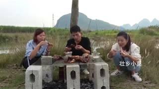 小莫搞野美食记，(Wild Cooking)抓到野味直接烤，3个人吃8只，这吃法太过瘾了