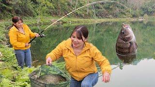 Fishing on the lake is a girl's daily life.