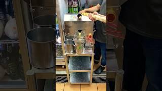 % Fresh Squeezed SUGARCANE JUICE at THIS Hawker Center in Singapore  #shorts #sugarcane #sgpc