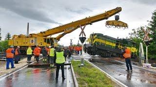 Kisiklott mozdony műszaki mentése daruval Szombathelynél, 86os főút