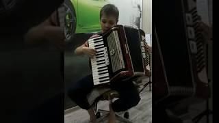 «В землянке» (музыка Константина Листова). Исполняет Давид Кухарь (преподаватель О. Е. Шуклинова)