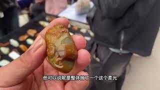 和田玉籽料黄沁青肉 这个料子和雕工 觉得怎么样？小雷微：cui30000