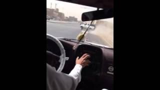 يصور حادث لأصدقائه !!