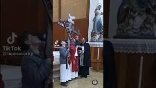 Cruz Le Cae a Sacerdote