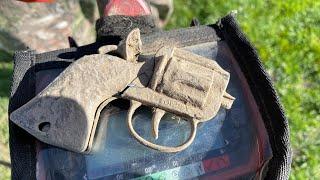 Metal Detecting Nz: Ian finds a Pistol