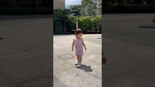 산책 나와 친구들 기다리는 17개월 아기