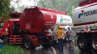 Truk treler Pertamina Tergelincir Di Jalur Lahor #Shorts