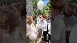 Мальчик отказался отпускать шарик в небо