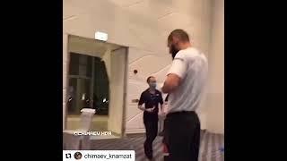 ХАМЗАТ ЧИМАЕВ ЗДЕЛАЕТЬ НАМАЗ ПОСЛЕ БОЯ 